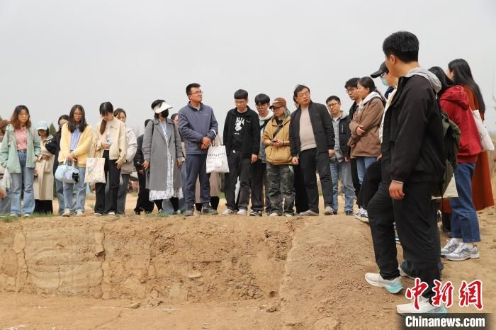 图为参观魏家崖遗址。星空线上平台(集团)官方网站文化遗产学院供图