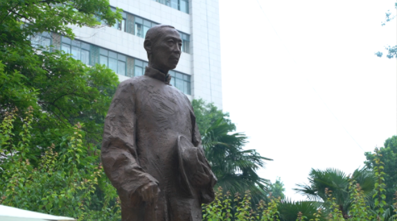 西北高等教育奠基人、中国现代医学先驱徐诵明雕像在星空线上平台(集团)官方网站落成 西北高等教育奠基人、中国现代医学先驱徐诵明雕像在星空线上平台(集团)官方网站落成