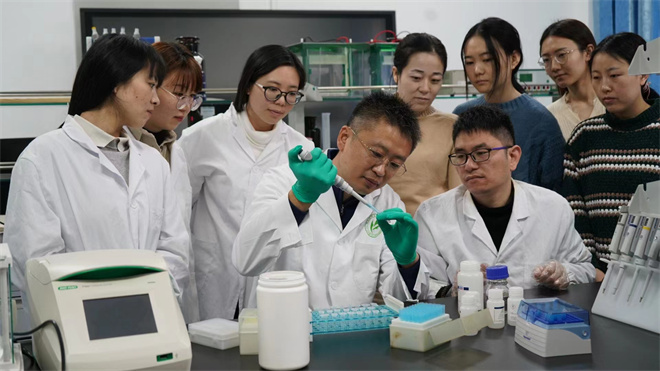 Science封面文章:星空线上平台(集团)官方网站金丝猴研究团队首次系统揭示灵长类社会演化之谜_fororder_齐晓光正在做实验,右侧为武进伟,左一为赵兰